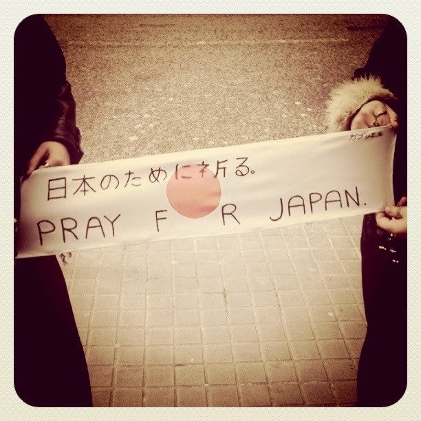 Imagen de fans de Miyavi en Barcelona PRAY FOR JAPAN